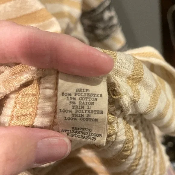 Gimmicks by BKE Beige and Black Patterned Long Sleeve Top - Picture 4 of 4